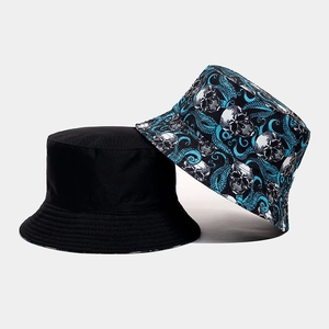 Dettaglio del cappello pescatore reversibile con lato nero a tinta unita e lato teschio blu
