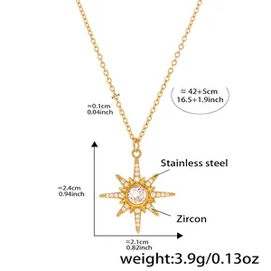 Détail du pendentif soleil en acier doré serti de zircons brillants et étincelants