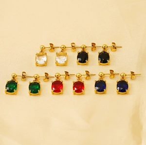 Détail macro de boucles d'oreilles ovales en zircon en cinq couleurs et doré