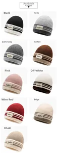 Détails des neuf coloris de bonnets en maille rayée avec étiquettes PineCrest