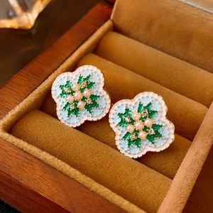Boucles d'oreilles vintage fleurs en émail bleu avec perles blanches et trèfle