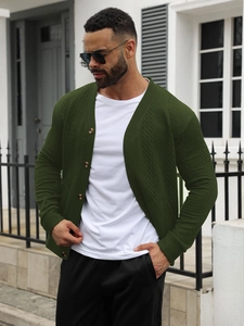 Texture détaillée d'un gilet en maille vert armée pour homme avec boutons et poignets