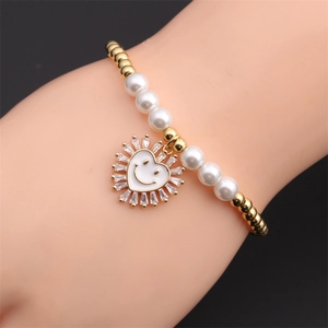 Elegante bracciale con perle dorate, perle bianche e ciondolo a cuore con sorriso