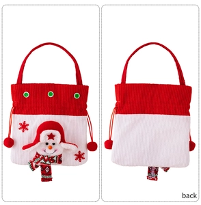 Vues avant et arrière du sac cadeau de Noël tricoté rouge avec bonhomme de neige 3D