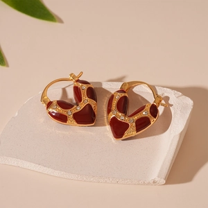 Orecchini a cuore vintage placcati in oro con smalto rosso scuro e cristalli lucenti