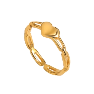 Bague cœur dorée minimaliste avec anneau en maille de chaîne évidé sur fond blanc épuré