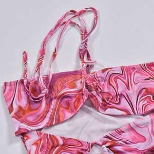 Détail du haut de bikini imprimé marbre rose et orange avec fines bretelles et fronces