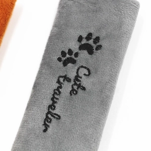 Funda de felpa gris para cinturón de coche con huellas de patas y bordado Cute Traveler