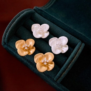 Luxury zircon flower stud earrings set in matte gold and pearl white finish