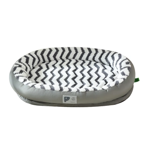 Panier ovale pour chien en cuir gris avec doublure en peluche à chevrons noir et blanc