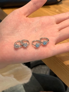 Gros plan de créoles en forme d'étoile en zircon argent avec cristaux bleus et blancs