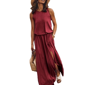 Detail van donkerrode mouwloze top en lange rok met hoge zijsplit in zomerse stijl