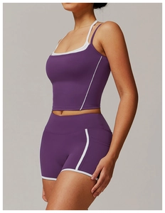 Details des lila Yoga-Sets mit weißen Kontraststreifen und praktischen Seitentaschen