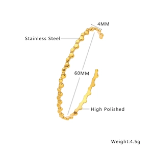 Bracelet jonc doré en acier inoxydable poli avec texture perlée et forme en C