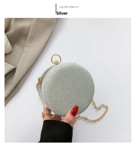 Pochette rotonda argento con paillettes e dettaglio tracolla a catena dorata