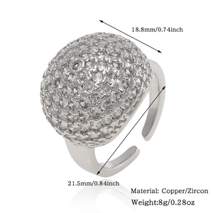 Detailweergave van de afmetingen van de zilveren zirkoonring met breedte en diameter