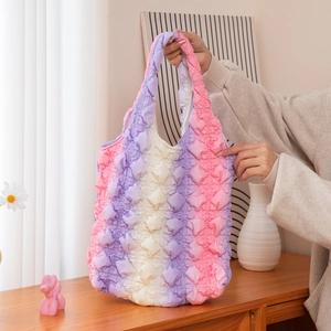 Détail du sac cabas plissé à rayures roses et violettes dans un décor intérieur élégant