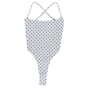 Détail des bretelles croisées avec boucles métalliques sur le body sexy à pois blancs