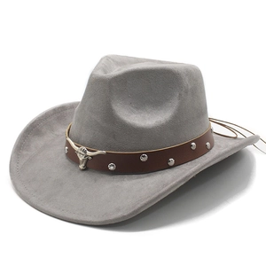 Détail du chapeau de cowboy gris en suède avec bande en cuir et emblème de tête de taureau