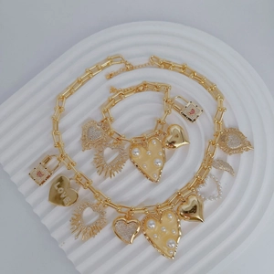 Goldenes Gliederketten-Set mit Herz-, Schloss- und Flügelanhängern für Damen