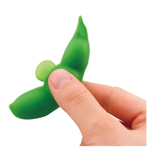 Primer plano del llavero de edamame verde que muestra un guisante saliendo al apretar