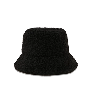 Gros plan détaillé du bob en polaire teddy noire avec texture bouclée et bord large chaud