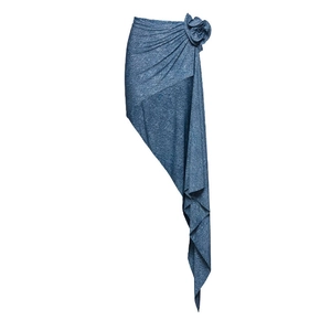 Détail d'une jupe asymétrique bleu-gris avec fleurs 3D et drapé élégant en tissu froncé