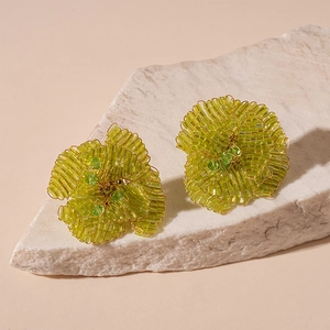 Orecchini a perno con fiori di vetro verdi su base in pietra naturale estetica