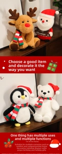 Dettaglio di peluche natalizi con renna e pinguino con sciarpe a righe colorate