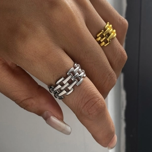 Edelstahlringe im Uhrenarmband-Stil in Gold und Silber an der Hand getragen