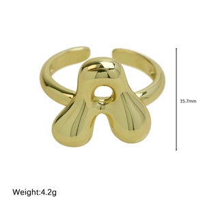 Moderner Ring aus 18 Karat vergoldetem Messing in Blasenform mit glänzendem A-Design