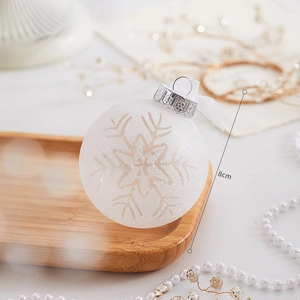 Boule de Noël blanche givrée de 8cm avec flocons sur plateau en bois et perles