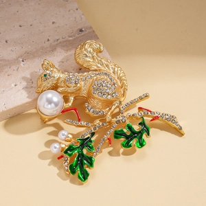 Détail de la broche écureuil avec perle blanche, feuilles d'émail et base dorée