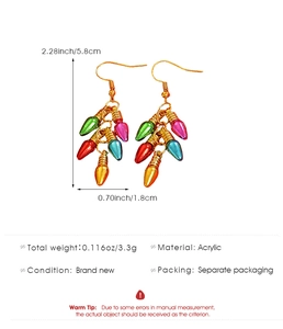 Vue macro de boucles d'oreilles ampoules en acrylique colorées pour les fêtes