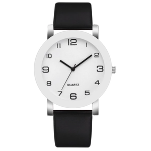 Gros plan détaillé d'une montre classique pour homme avec cadran blanc et bracelet en cuir