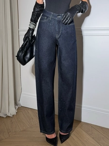 Jean droit taille haute bleu foncé orné de strass scintillants pour un look élégant