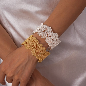 Bracelets ajourés à motif floral en or et argent avec texture métallique sophistiquée