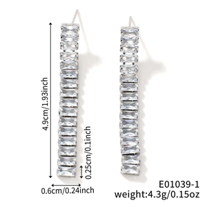 Détail des boucles d'oreilles pampilles en cristal argenté mesurant 4,9 cm par 0,6 cm