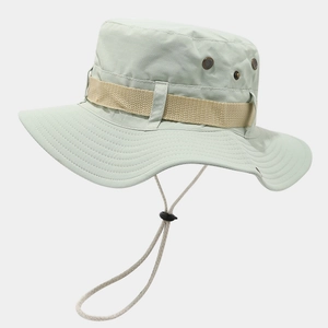 Détail du chapeau de soleil gris-vert clair avec évents métalliques et cordon réglable