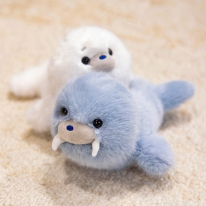 Peluches d'otarie en blanc et bleu clair avec une texture douce et moelleuse