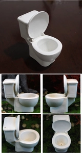 Dettagli multi-angolo di un modello di WC in miniatura in resina per micro paesaggi da giardino