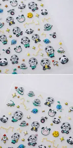 Detaillierte Nahaufnahme von 3D Panda Astronaut Nagelaufklebern mit Weltraum- und Planetenmotiven