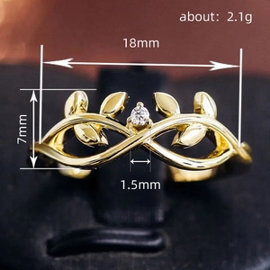 Anillo minimalista de hojas en acabado dorado con una piedra de circonita blanca