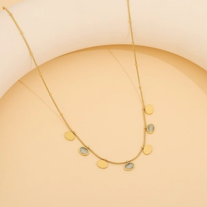 Détail du pendentif en œil de chat sur une chaîne serpent minimaliste en acier doré