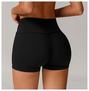 Vue arrière du short de yoga noir taille haute montrant l'effet galbant et compressif