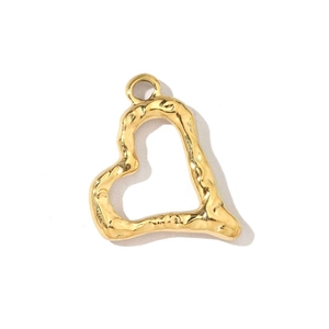 Détail du pendentif cœur en acier inoxydable doré avec texture martelée irrégulière
