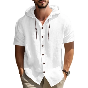 Detalle de textura de lino blanco en camisa de manga corta con capucha, cordón y botones