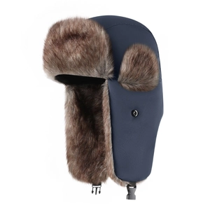 Détail du chapeau d'hiver imperméable avec doublure en fausse fourrure et boucle réglable