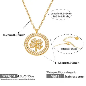 Macro d'un collier en acier inoxydable doré avec pendentif trèfle serti de zircons