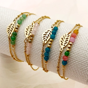 Bracciale a doppio strato dorato con ciondolo a foglia e perle di cristallo colorate